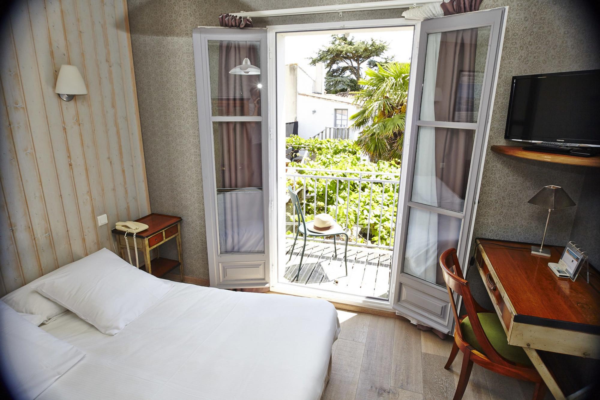 Standard hotel rooms : Hotel *** Le Vieux GrÃ©ement in La Couarde-sur-Mer (Island of RÃ©)